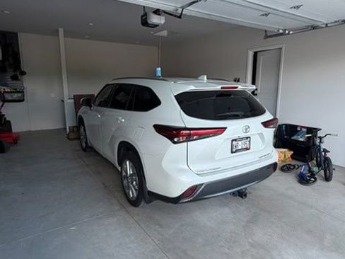 Used 2021 Toyota Highlander Limited AWD/4WD image 2