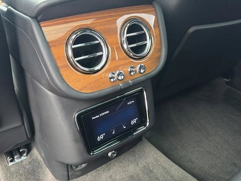 Used 2021 Bentley Bentayga image 27
