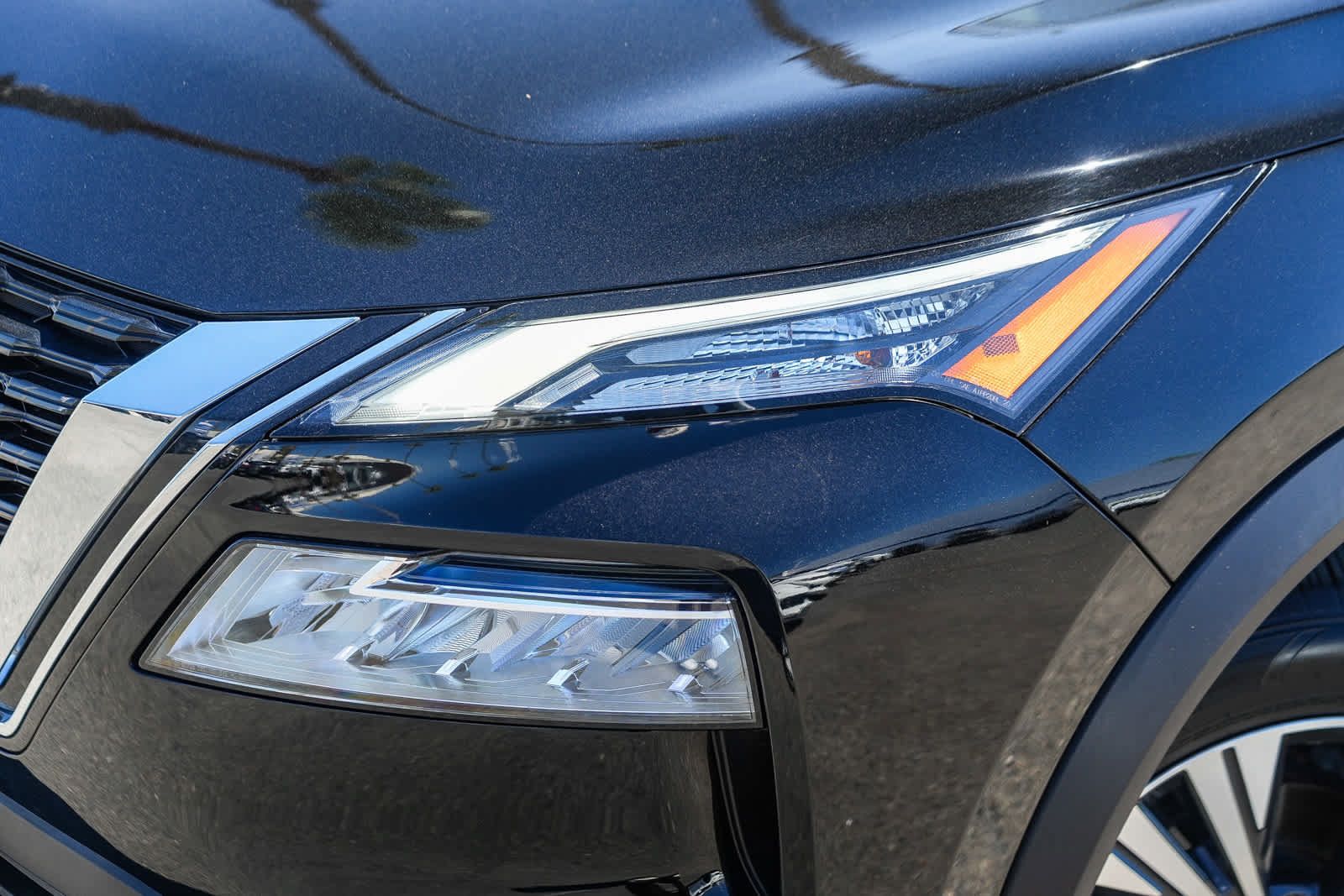 Used 2023 Nissan Rogue SV FWD image 2