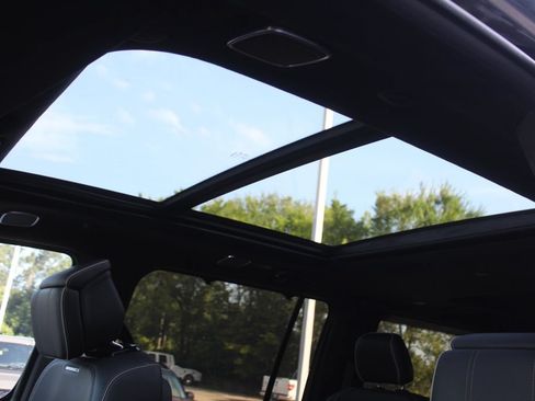 Used 2022 Jeep Grand Wagoneer Series II AWD/4WD image 9
