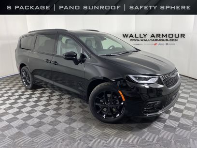 New 2026 Chrysler Pacifica Limited w/ S Appearance Package