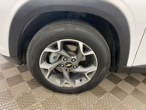 Used 2025 Chevrolet Trax LT FWD image 9