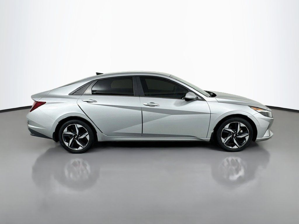 Used 2023 Hyundai Elantra SEL w/ Convenience Package FWD image 4