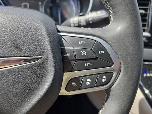 Used 2023 Chrysler Pacifica Touring-L FWD image 21