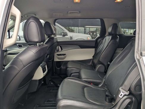 Used 2023 Kia Carnival LX FWD image 13