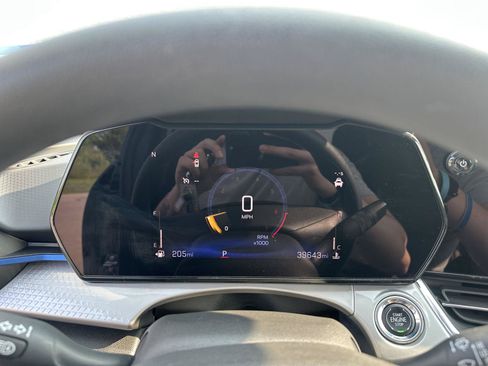 Used 2025 Chevrolet Trax LT FWD image 27