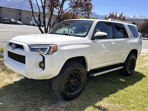 Used 2018 Toyota 4Runner SR5 AWD/4WD image 10