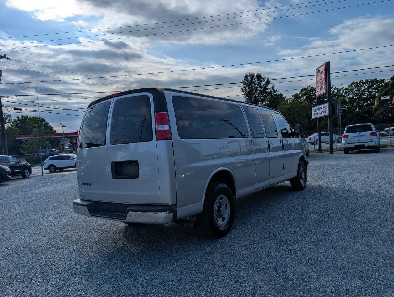 Used 2017 Chevrolet Express 3500 LT w/ LT Preferred Equipment Group RWD image 7