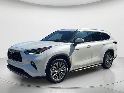 Used 2021 Toyota Highlander Platinum FWD image 1