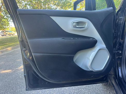 Used 2018 Jeep Renegade Latitude w/ Cold Weather Group AWD/4WD image 8