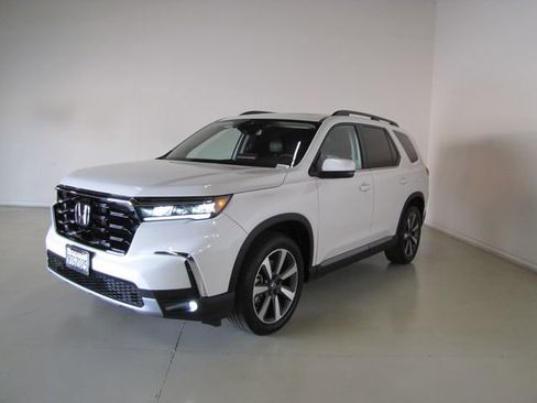Used 2025 Honda Pilot Touring image 1