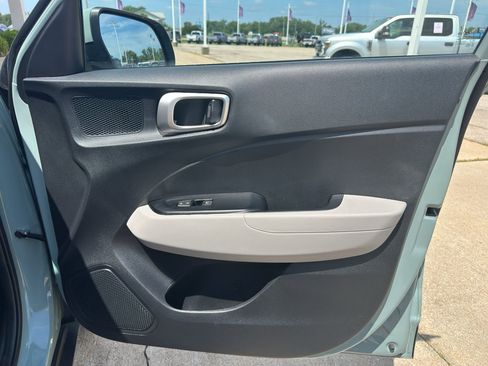 Used 2025 Hyundai Venue SEL FWD image 27