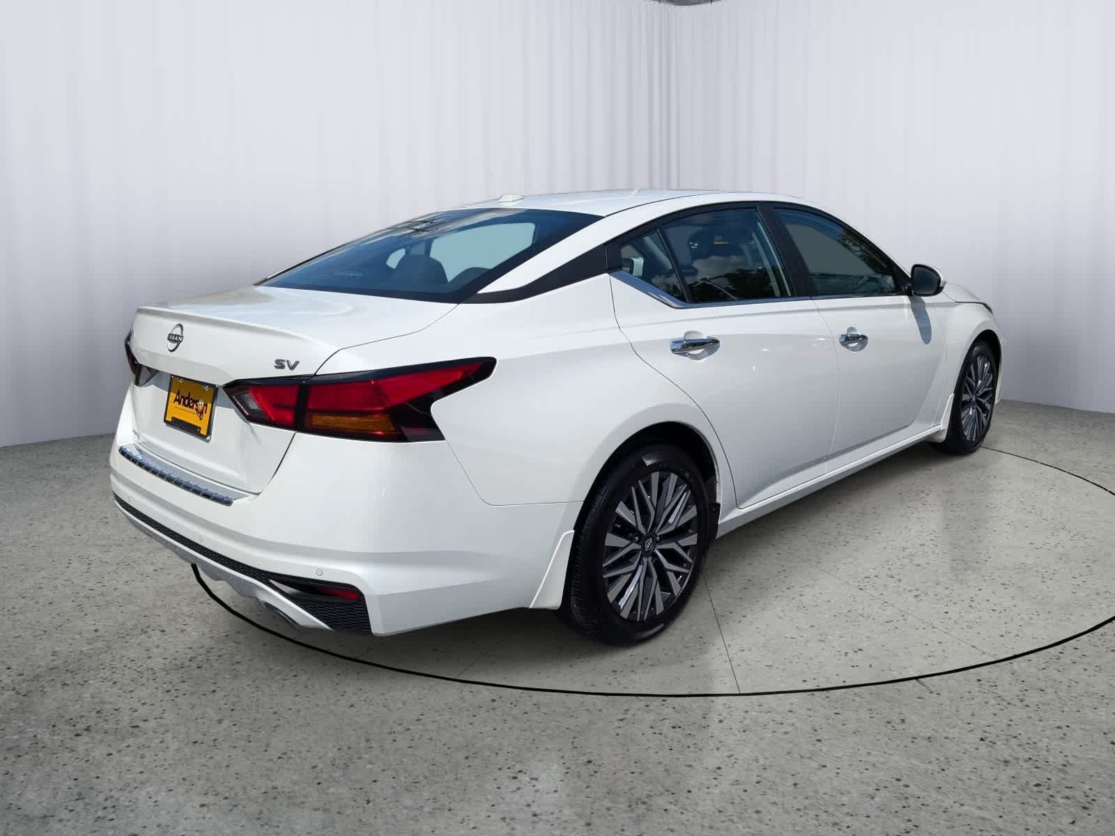 Used 2023 Nissan Altima 2.5 SV w/ SV Premium Package FWD image 3