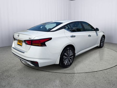 Used 2023 Nissan Altima 2.5 SV w/ SV Premium Package FWD image 3