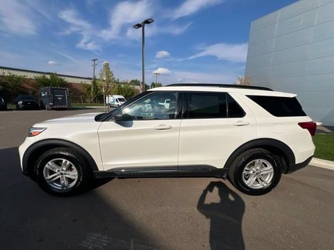 Used 2024 Ford Explorer XLT w/ Equipment Group 202A AWD/4WD image 8