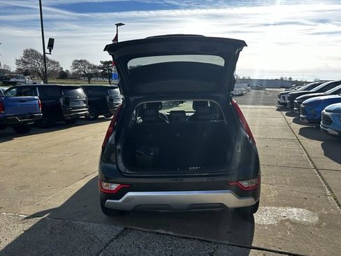 Used 2023 Kia Niro EX image 37