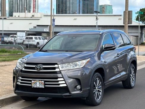 Used 2017 Toyota Highlander XLE image 1
