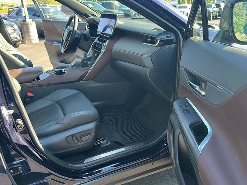 Used 2023 Toyota Venza Limited AWD/4WD image 10