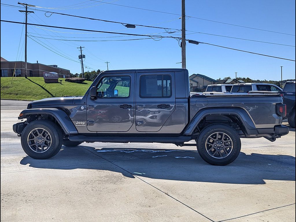 Used 2023 Jeep Gladiator Overland w/ Cold Weather Group AWD/4WD image 10