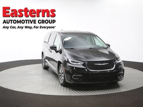 Used 2023 Chrysler Pacifica Touring-L FWD image 53