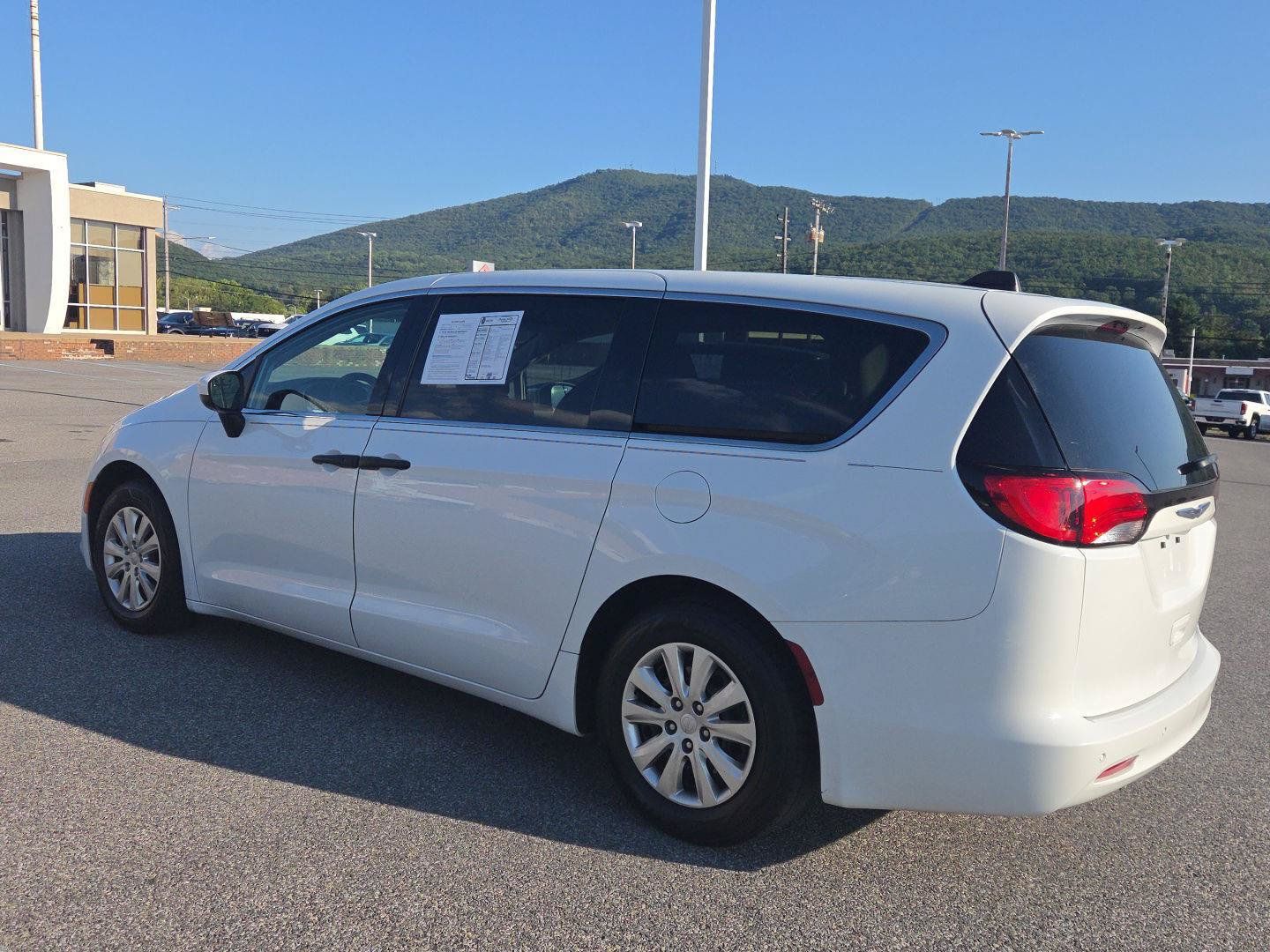Used 2021 Chrysler Voyager L FWD image 5