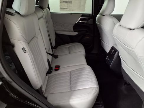 Used 2025 Mitsubishi Outlander AWD image 11