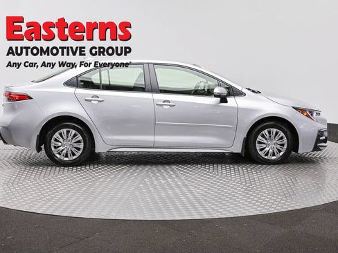 Used 2022 Toyota Corolla SE FWD image 3