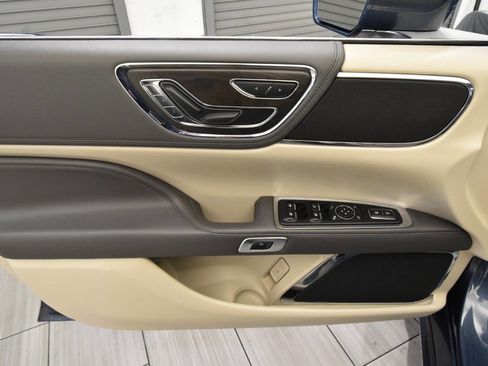 Used 2019 Lincoln Continental Select w/ Continental Climate Package image 13