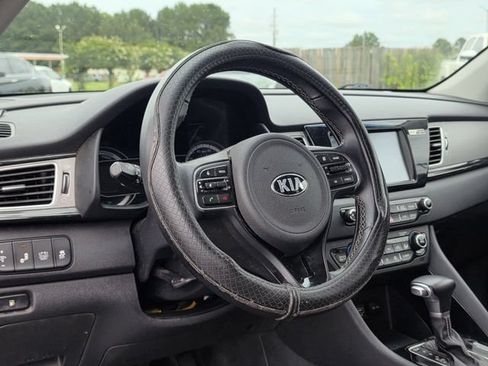 Used 2018 Kia Niro EX w/ Option Group 020 FWD image 22