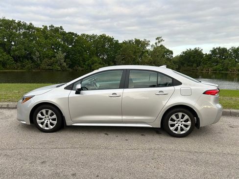 Used 2025 Toyota Corolla LE image 2