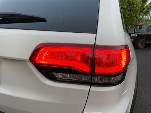 Used 2017 Jeep Grand Cherokee Limited image 19