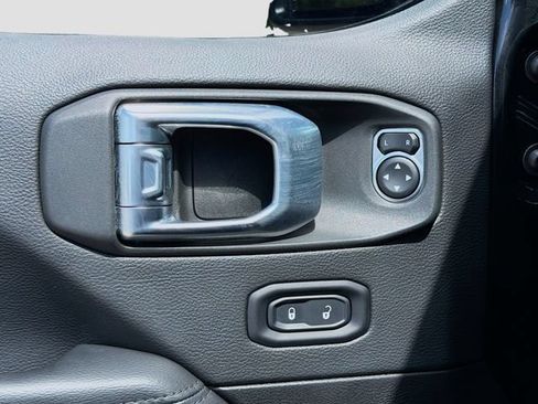Used 2022 Jeep Wrangler Unlimited Sahara AWD/4WD image 21
