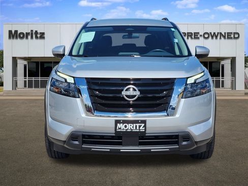 Used 2025 Nissan Pathfinder SV FWD image 2