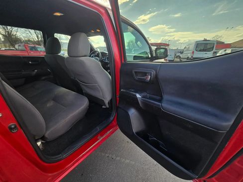 Used 2019 Toyota Tacoma TRD Off-Road AWD/4WD image 16