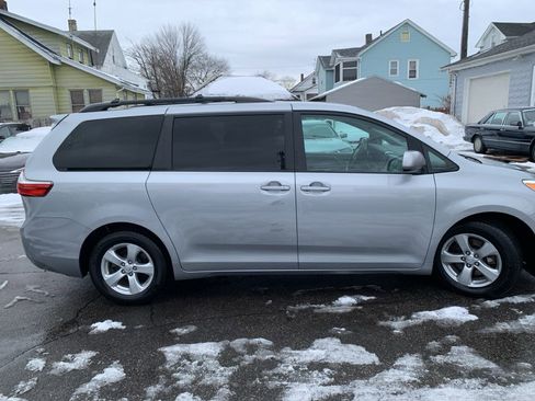 Used 2015 Toyota Sienna LE image 4