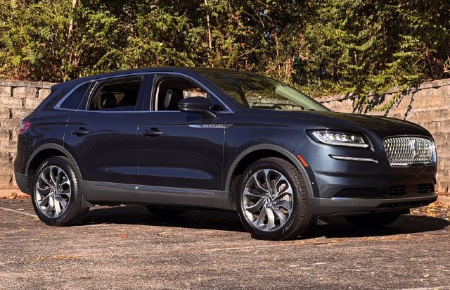 Used 2022 Lincoln Nautilus Reserve AWD/4WD image 2
