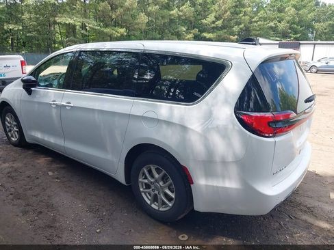 Used 2025 Chrysler Pacifica Select FWD image 2