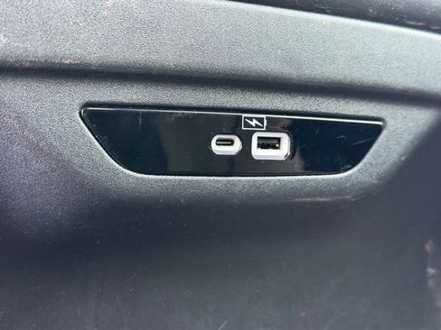 Used 2023 Chrysler Pacifica Touring-L image 7