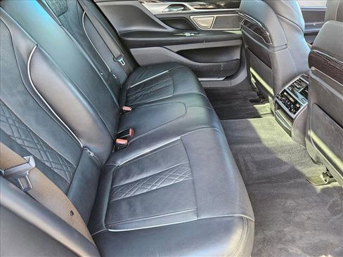 Certified 2022 BMW 750i xDrive w/ Executive Package image 17
