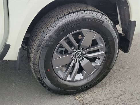 Used 2025 Nissan Frontier SV image 7