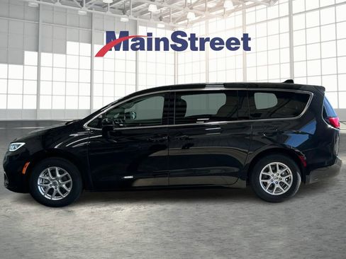 Used 2023 Chrysler Pacifica Touring-L FWD image 2
