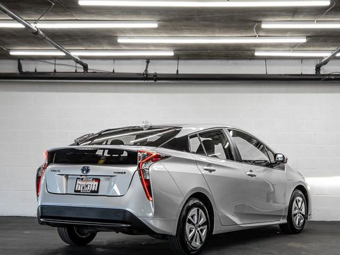 Used 2017 Toyota Prius Three image 5