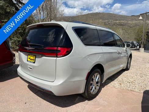 Used 2021 Chrysler Pacifica Touring-L w/ Premium & Safety Sphere Group FWD image 4