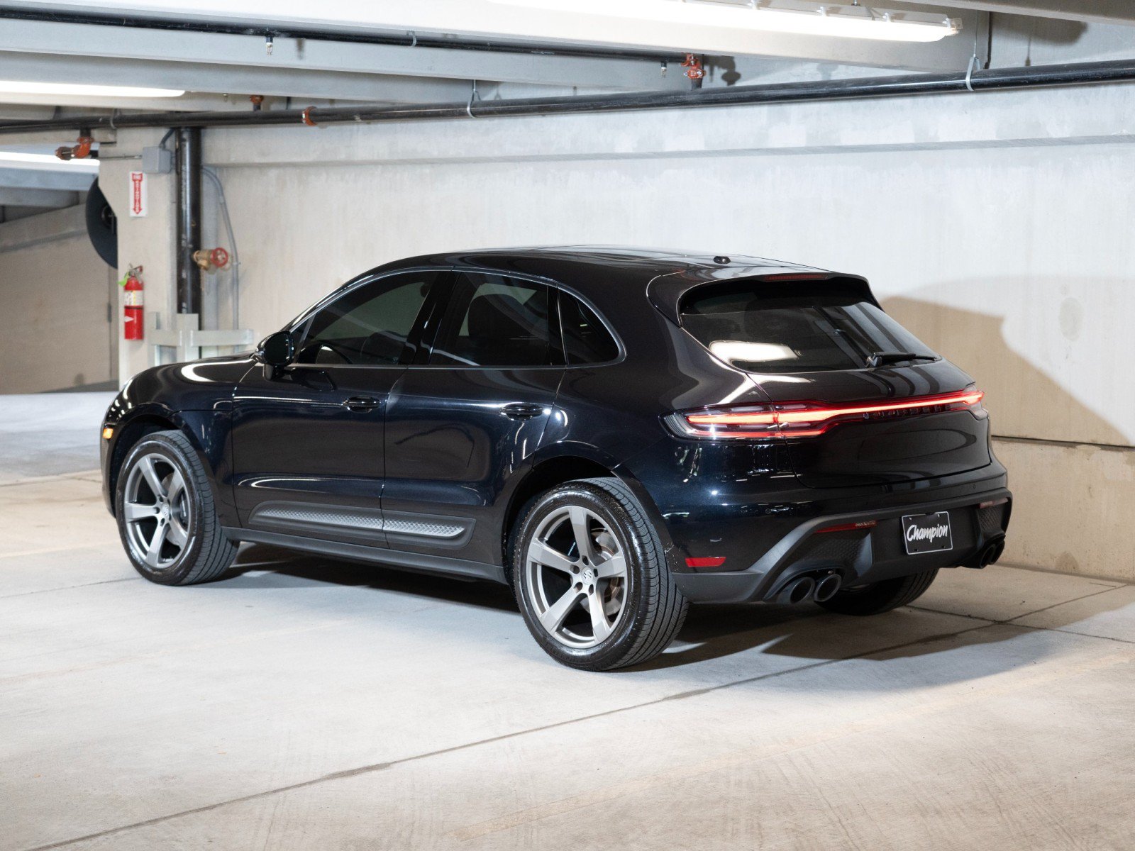 Certified 2023 Porsche Macan AWD/4WD image 3