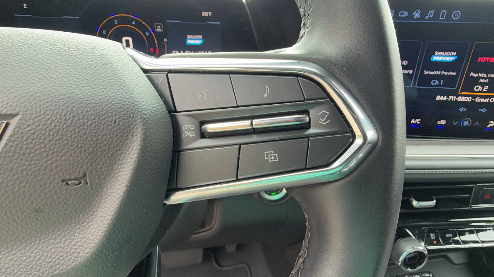 Used 2025 Chevrolet Suburban LT RWD image 30