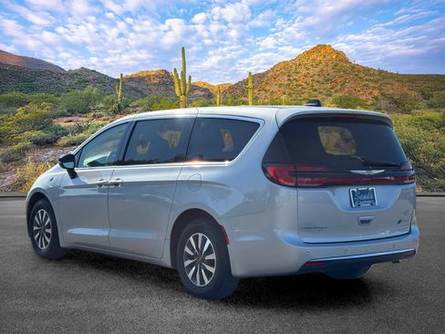 Used 2024 Chrysler Pacifica Limited FWD image 6