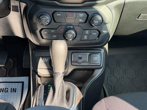 Used 2022 Jeep Renegade Latitude w/ Convenience Group image 17