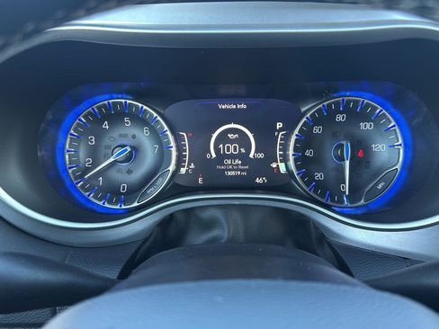 Used 2020 Chrysler Pacifica Touring-L Plus w/ S Appearance Package image 9