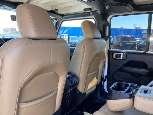 Used 2018 Jeep Wrangler Unlimited Sahara AWD/4WD image 16