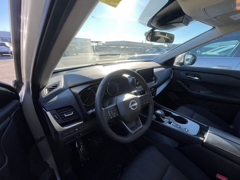 Used 2025 Nissan Rogue SV image 34